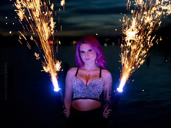 Heißes Feuershow mit Cherry Berlin